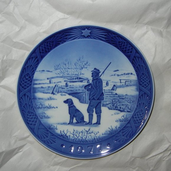 1977 ROYAL COPENHAGEN Christmas Plate Immervad Bridge - Hunting Dog - Picture 1 of 3